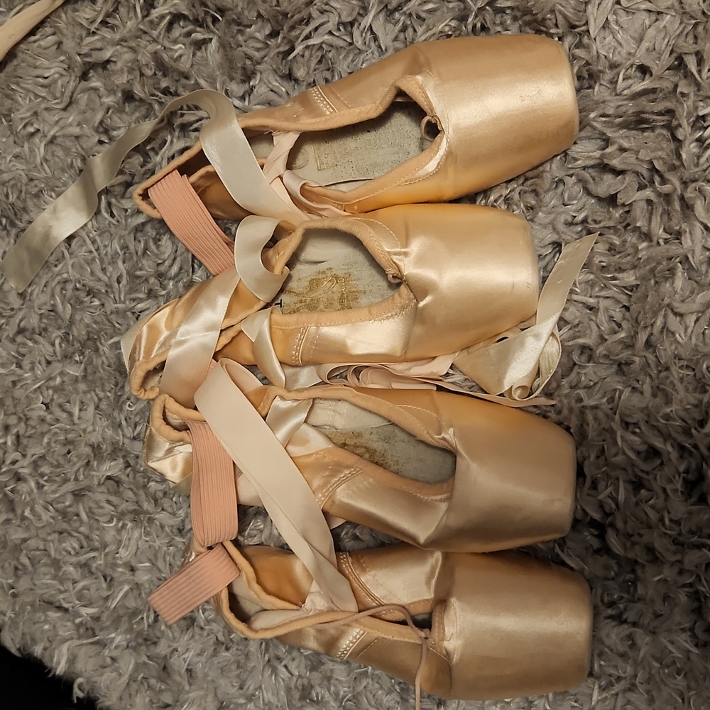 7 pairs Used Dead pointe shoes